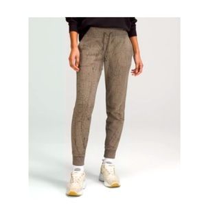 Warm Down Jogger
Color: Thread Dye Rover Black
Size: 0